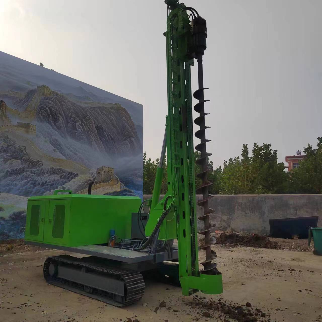 رسم توضيحي لحفر أساسات الخوازيق الشمسية باستخدام PV390R