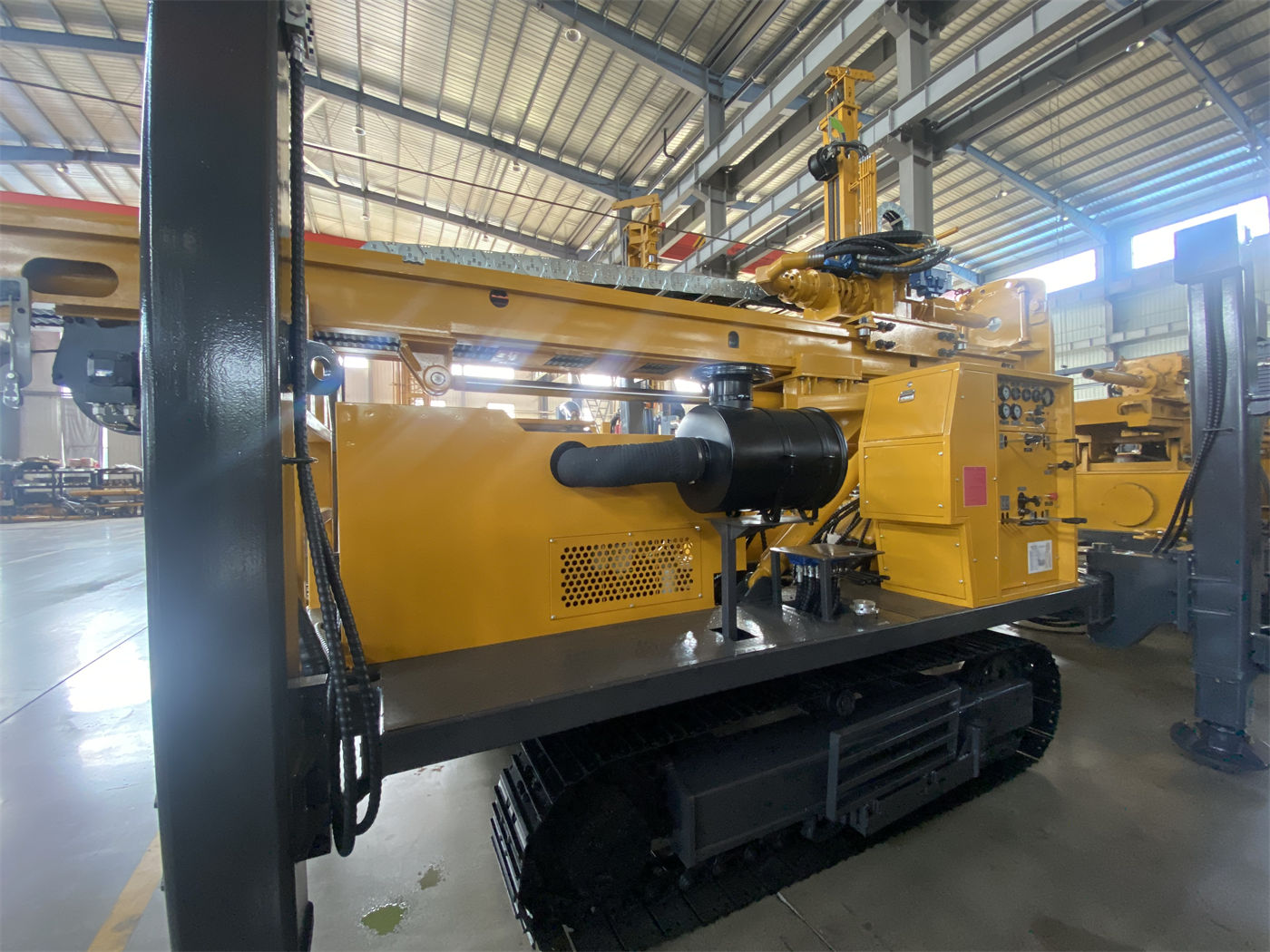 شراء حفار آبار مياه مجنزر صغير WR220SE بعمق 220 متر: ما شروط المرور التي يجب التحقق منها قبل العمل في المواقع الضيقة مع هيكل 4.7 طن وإمكانية العمل بالماء والهواء؟