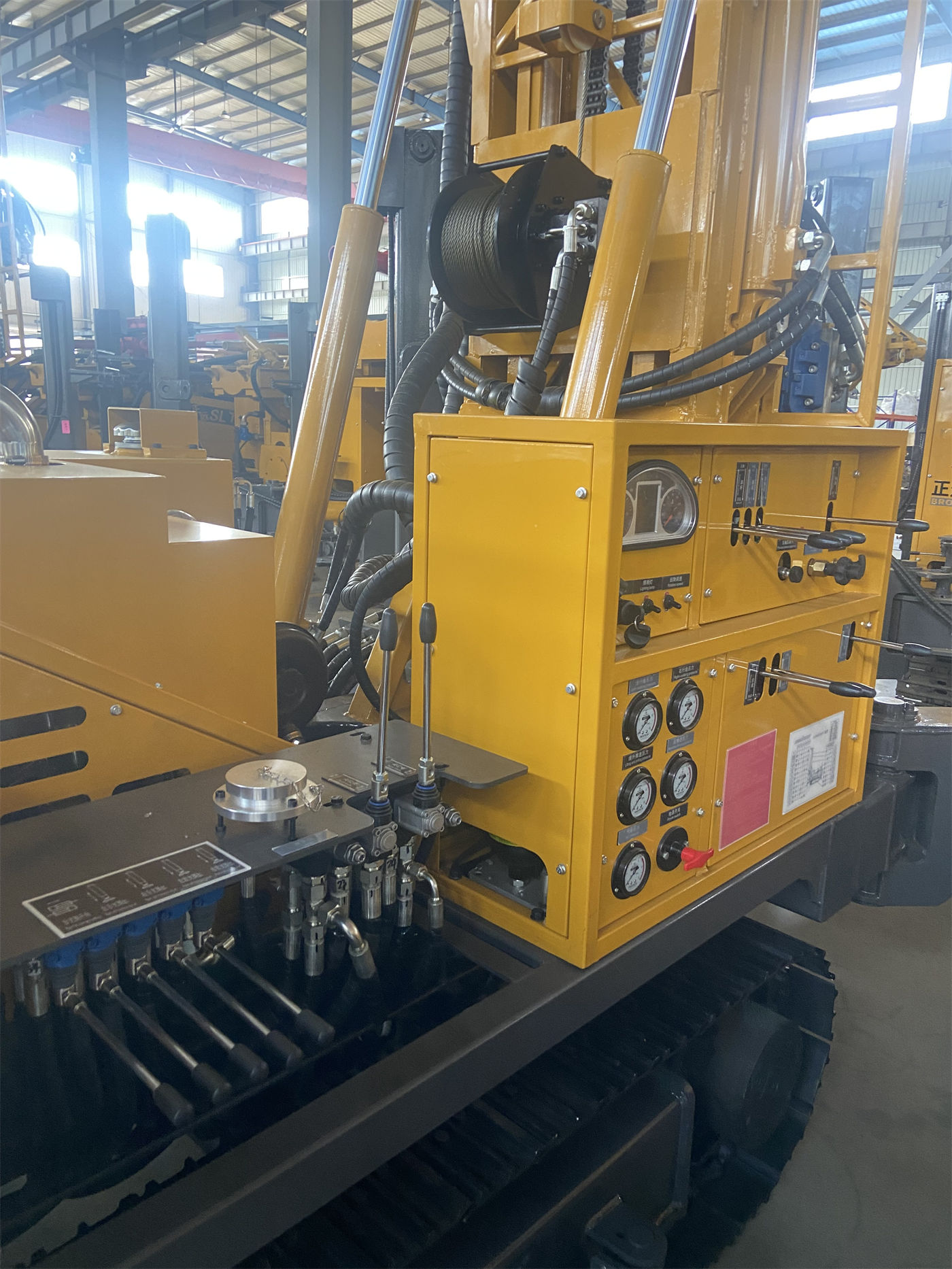 شراء حفارة آبار مياه مجنزرة WR400QS بعمق 400 متر: كيف يتم التحقق من قوة الرفع 22 طن وعزم الدوران المزدوج 8000/4000 نيوتن·متر وفقًا لقطر الحفرة والطبقات الصخرية؟