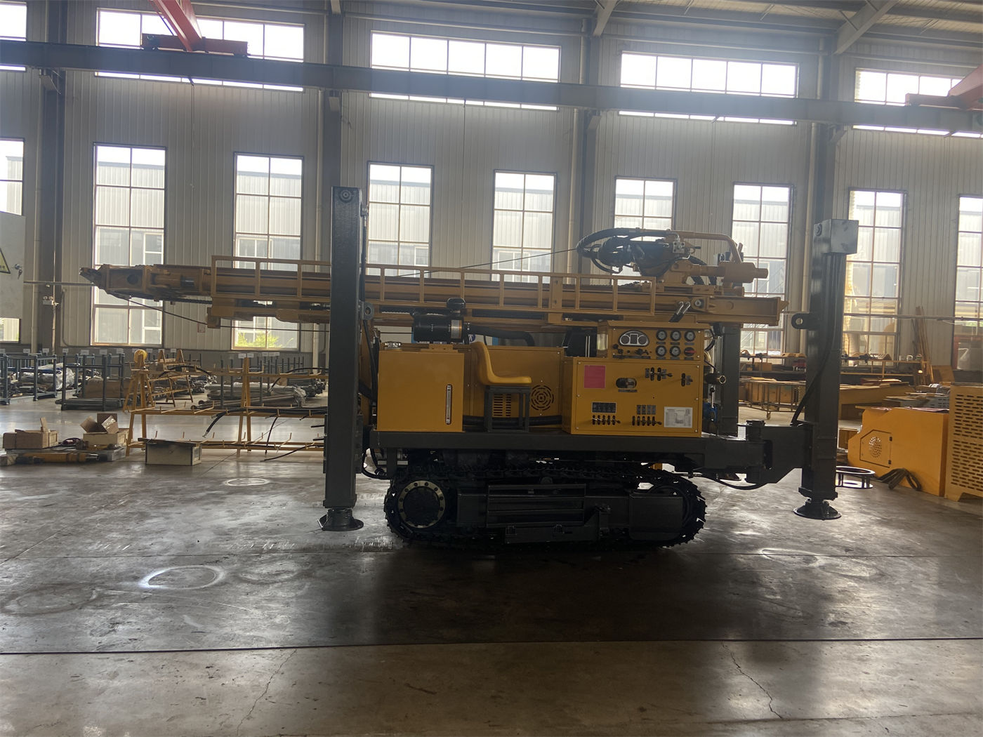 شراء حفارة آبار مياه مجنزرة WR400QS بعمق 400 متر: كيف يتم التحقق من قوة الرفع 22 طن وعزم الدوران المزدوج 8000/4000 نيوتن·متر وفقًا لقطر الحفرة والطبقات الصخرية؟